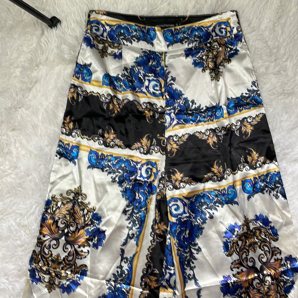 Women’s Wide Leg pants. Silk. Size 4. PrettyLittleThing.